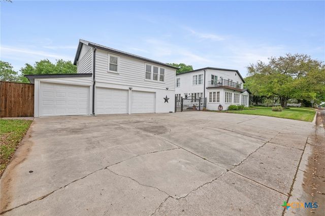 1001 N Adams Street, Beeville, TX 78102