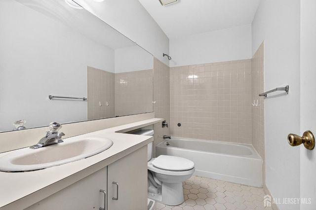 32 Crabapple Lane, Franklin Twsp, NJ 08823