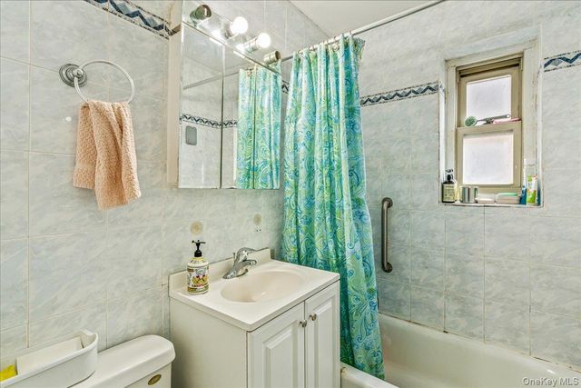 144-55 Melbourne Ave 2E, Flushing, NY 11367
