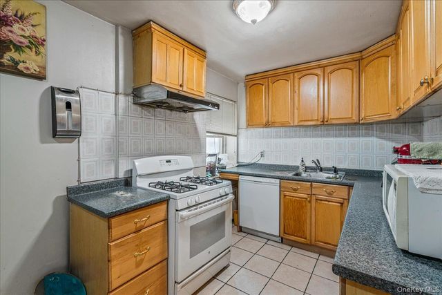 144-55 Melbourne Ave 2E, Flushing, NY 11367