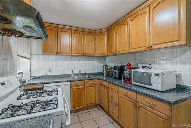 144-55 Melbourne Ave 2E, Flushing, NY 11367