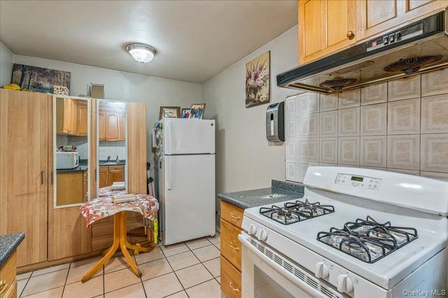 144-55 Melbourne Ave 2E, Flushing, NY 11367