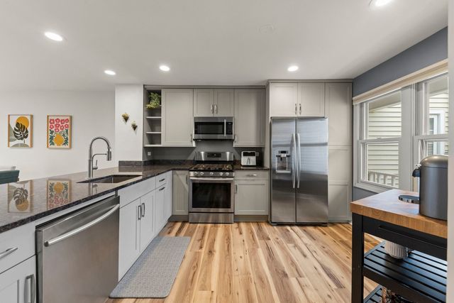 1859 Pebble Beach Circle 6, Elk Grove Village, IL 60007