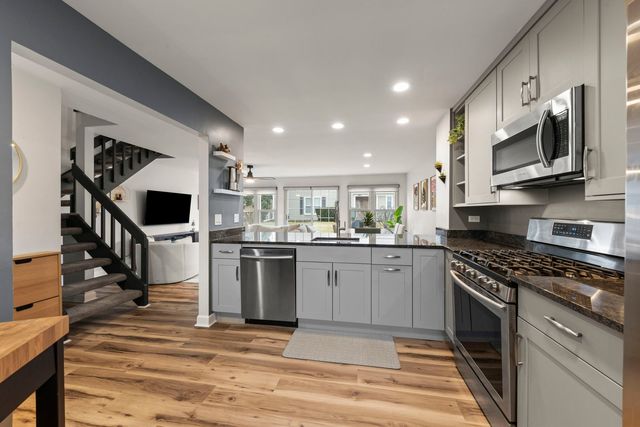 1859 Pebble Beach Circle 6, Elk Grove Village, IL 60007