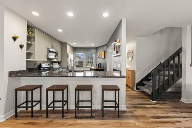 1859 Pebble Beach Circle 6, Elk Grove Village, IL 60007