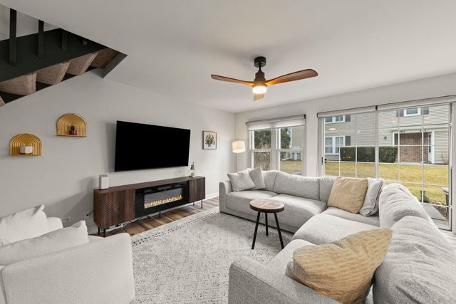 1859 Pebble Beach Circle 6, Elk Grove Village, IL 60007