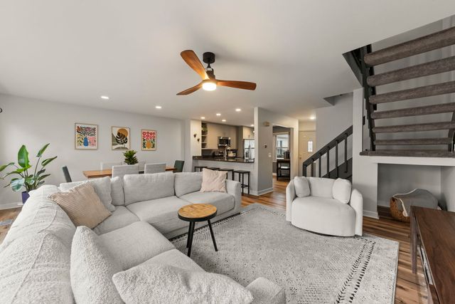 1859 Pebble Beach Circle 6, Elk Grove Village, IL 60007