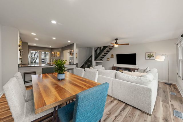 1859 Pebble Beach Circle 6, Elk Grove Village, IL 60007