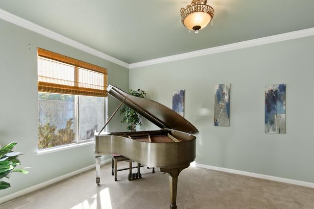 1047 Elsworth Way, Folsom, CA 95630