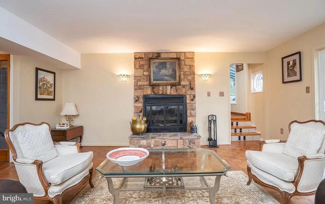 11696 FOX GLEN DR, Oakton, VA 22124