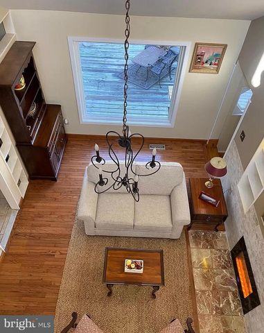 11696 FOX GLEN DR, Oakton, VA 22124