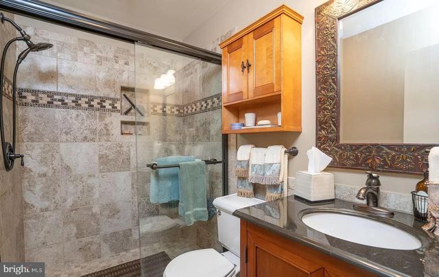 11696 FOX GLEN DR, Oakton, VA 22124