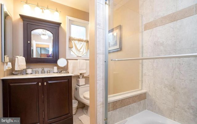11696 FOX GLEN DR, Oakton, VA 22124