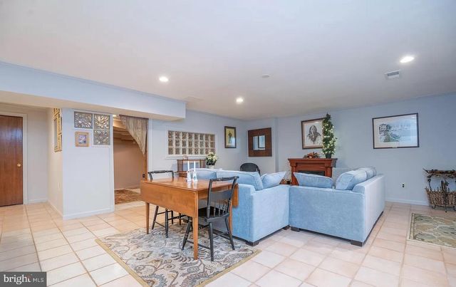 11696 FOX GLEN DR, Oakton, VA 22124