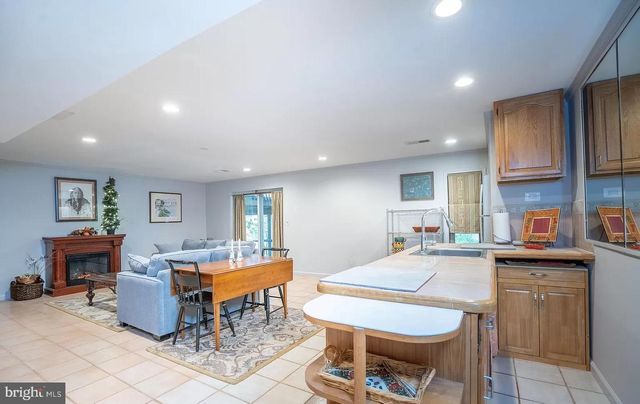 11696 FOX GLEN DR, Oakton, VA 22124