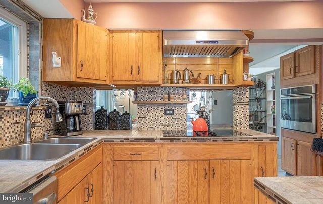 11696 FOX GLEN DR, Oakton, VA 22124