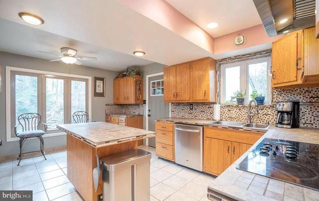 11696 FOX GLEN DR, Oakton, VA 22124