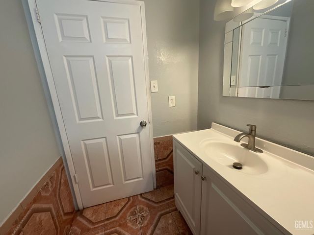 1020 Fairfax Road, Bakersfield, CA 93306