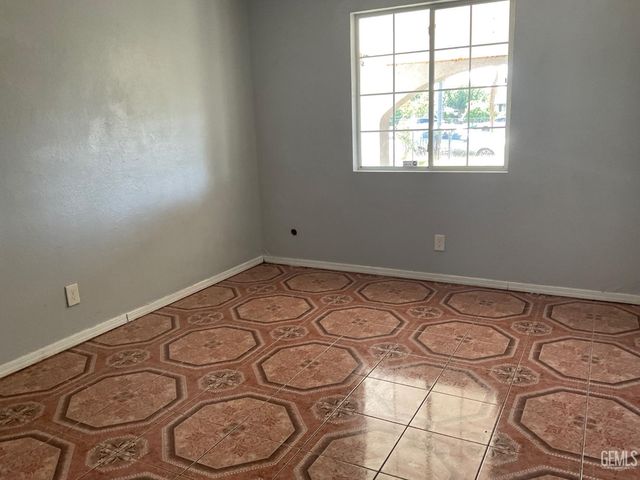 1020 Fairfax Road, Bakersfield, CA 93306