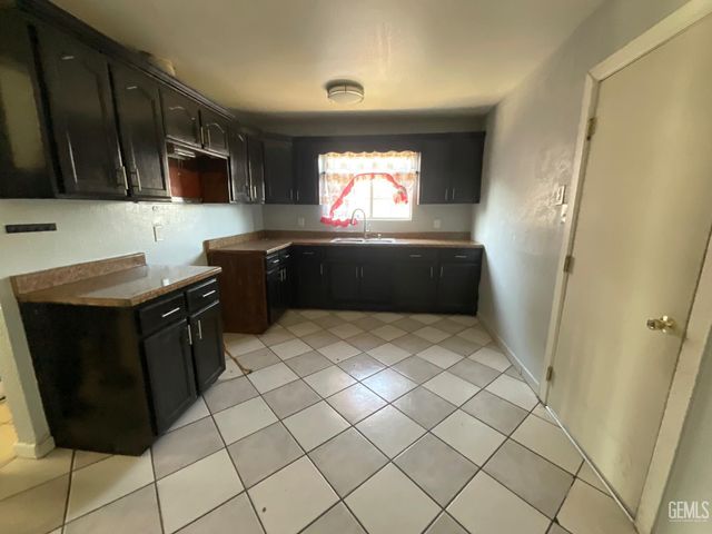 1020 Fairfax Road, Bakersfield, CA 93306