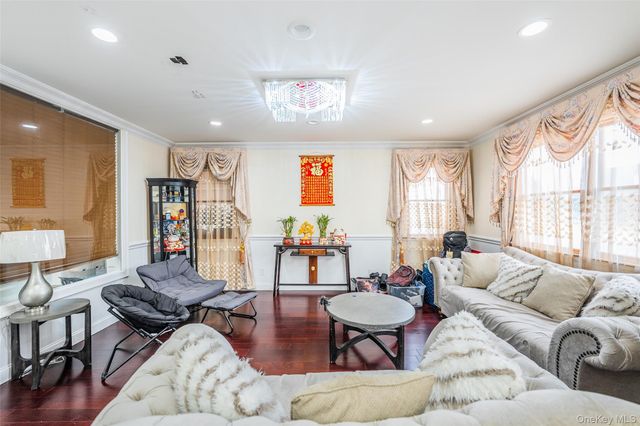 88 Elmwood Street, Plainview, NY 11803