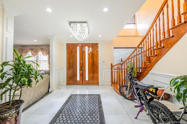 88 Elmwood Street, Plainview, NY 11803