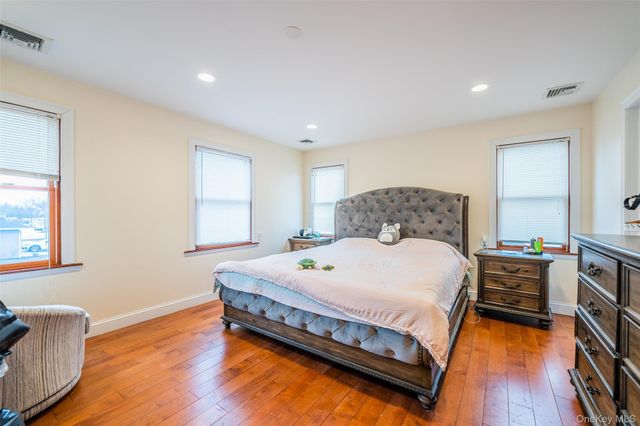 88 Elmwood Street, Plainview, NY 11803