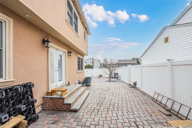 88 Elmwood Street, Plainview, NY 11803