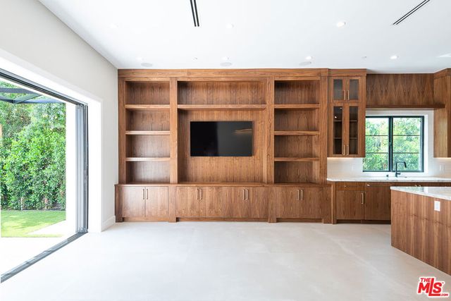 14752 Hartsook Street, Sherman Oaks, CA 91403