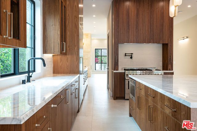 14752 Hartsook Street, Sherman Oaks, CA 91403