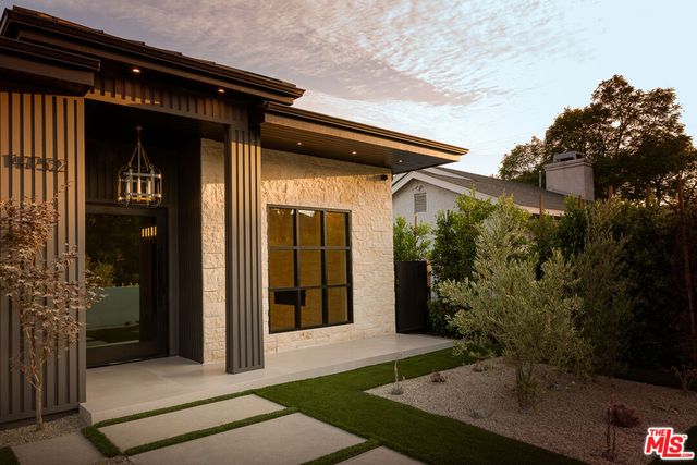 14752 Hartsook Street, Sherman Oaks, CA 91403