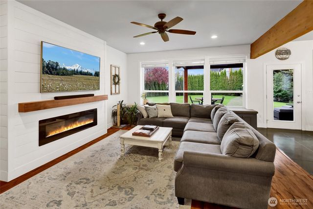 737 Sunrise Drive, Lynden, WA 98264