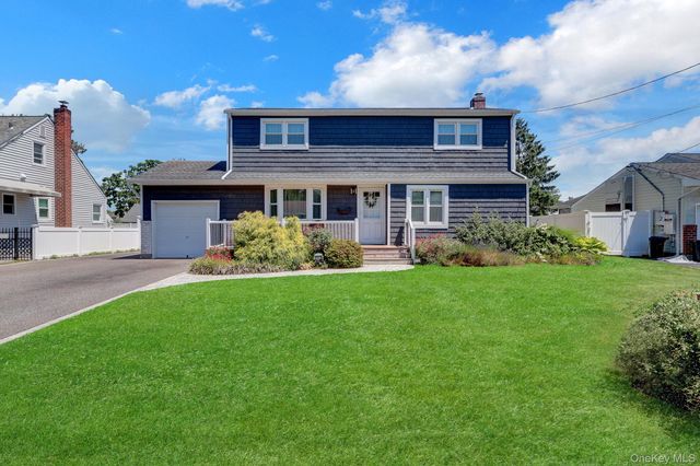 16 Heath Lane, East Northport, NY 11731