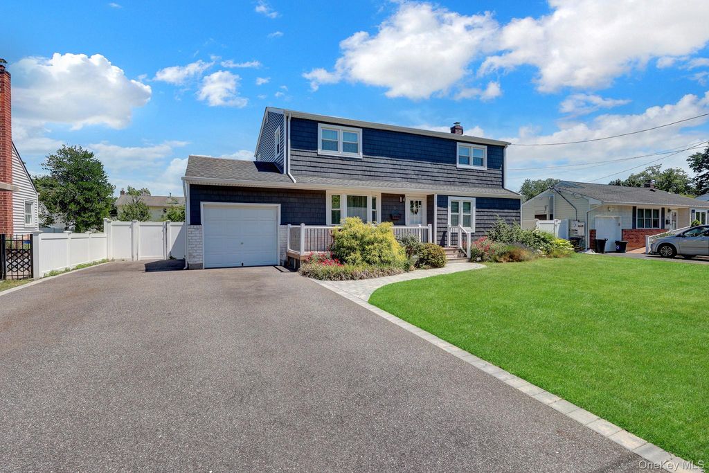 16 Heath Lane, East Northport, NY 11731