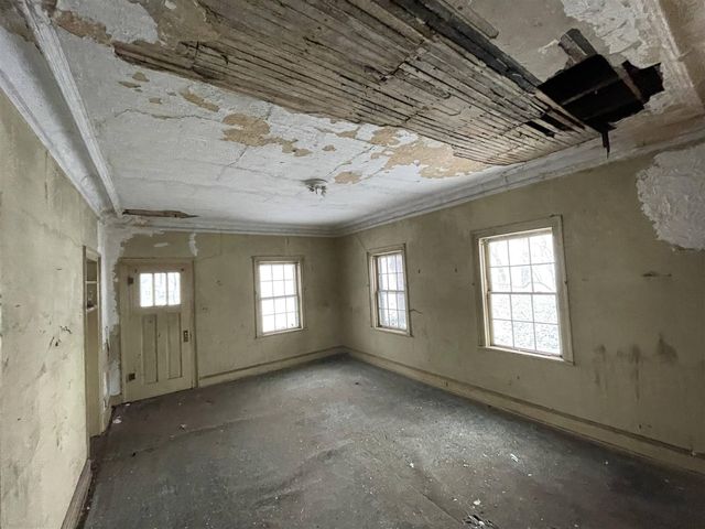 697 W Grand Avenue, Muskegon, MI 49441