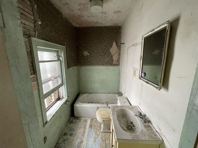 697 W Grand Avenue, Muskegon, MI 49441