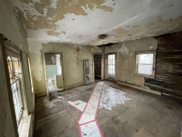 697 W Grand Avenue, Muskegon, MI 49441