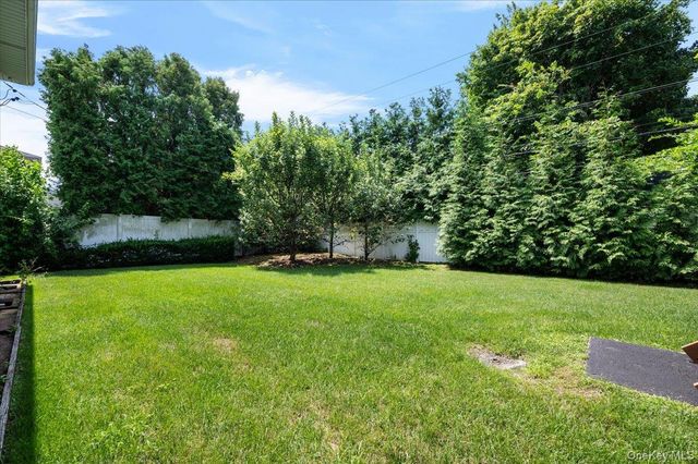 26 Acorn Lane, Plainview, NY 11803