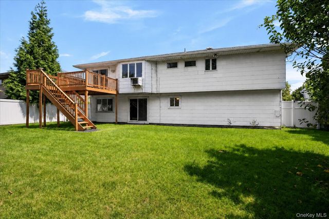 26 Acorn Lane, Plainview, NY 11803