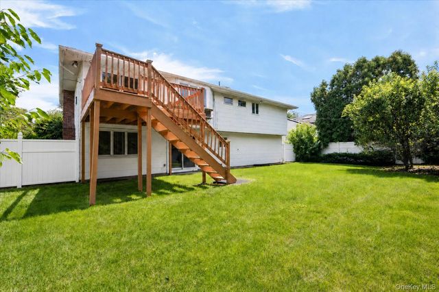 26 Acorn Lane, Plainview, NY 11803