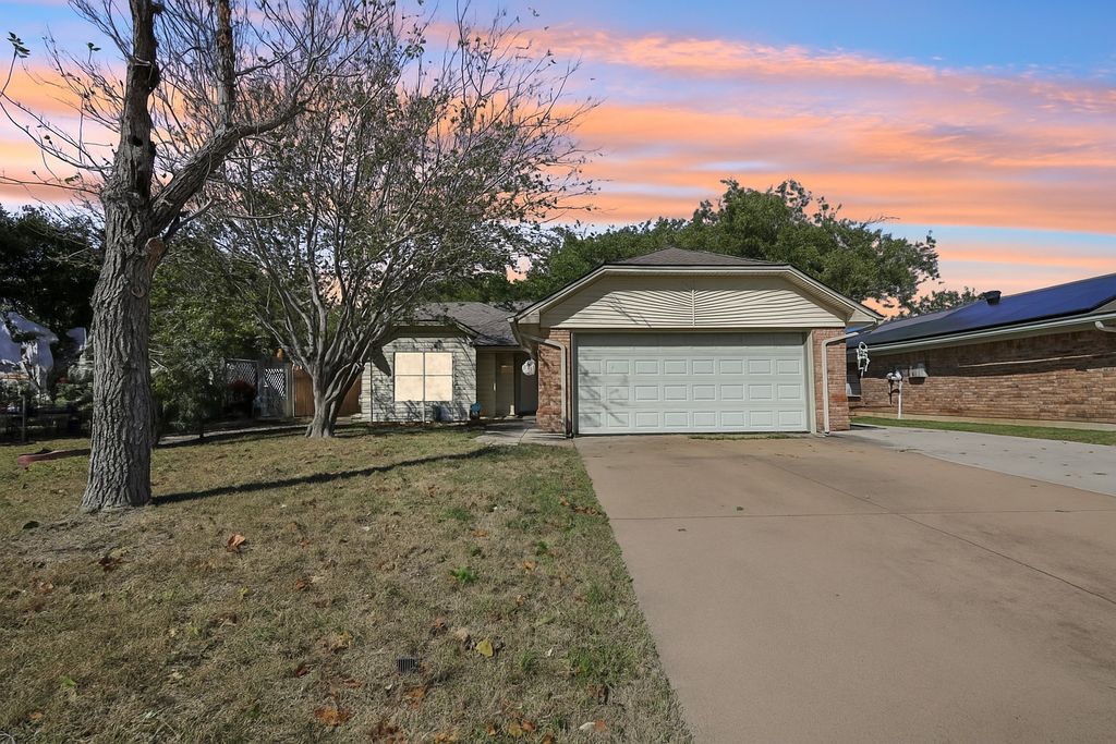 1068 W Hills Terrace, Saginaw, TX 76179