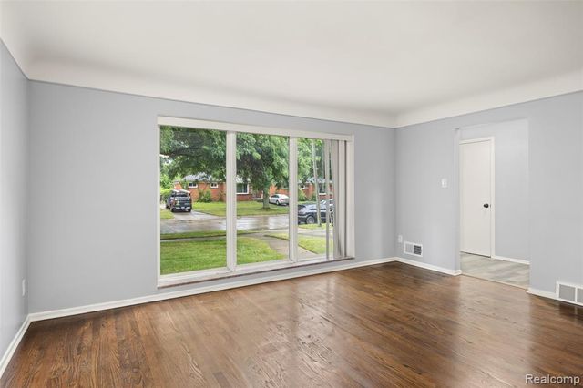 24270 Scotia Road, Oak Park, MI 48237