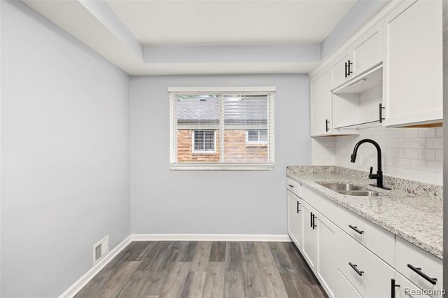 24270 Scotia Road, Oak Park, MI 48237