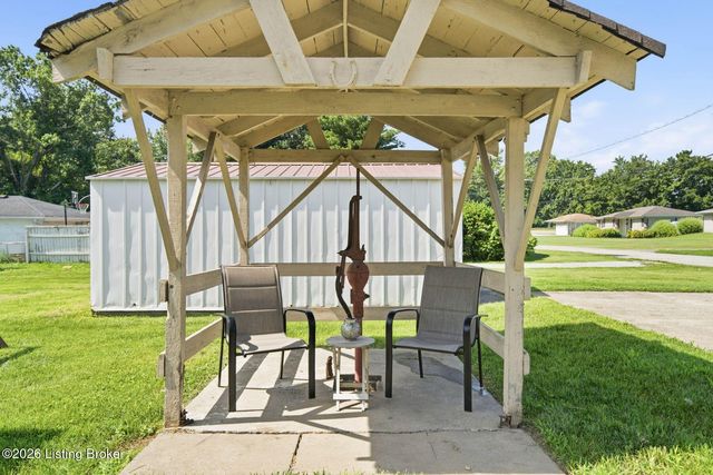 3120 S Crums Ln, Louisville, KY 40216