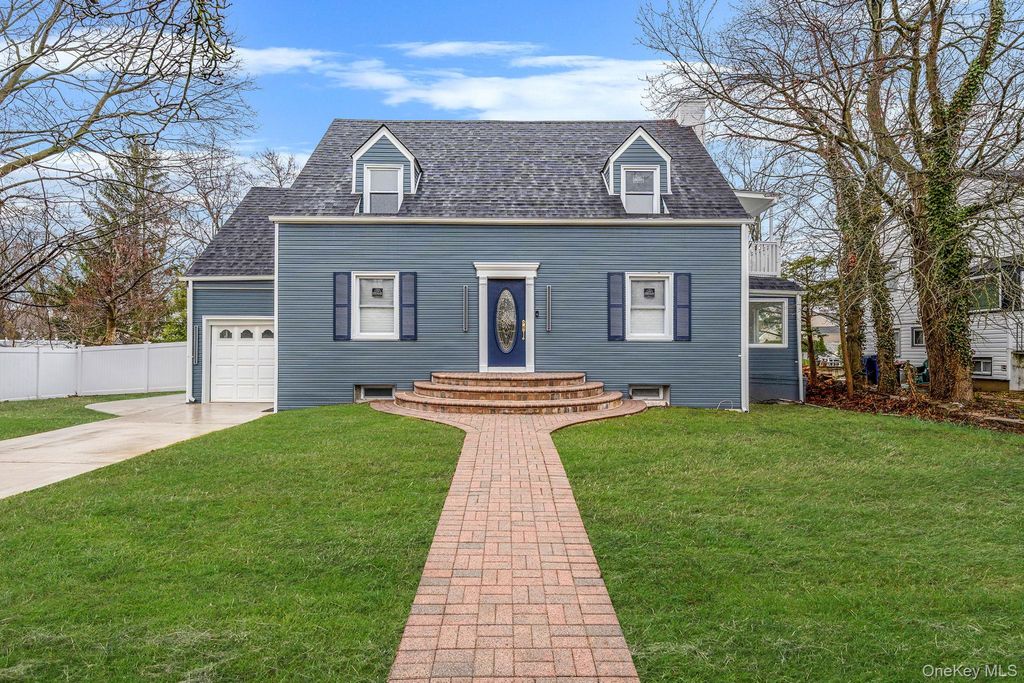 255 Moore Avenue, Freeport, NY 11520
