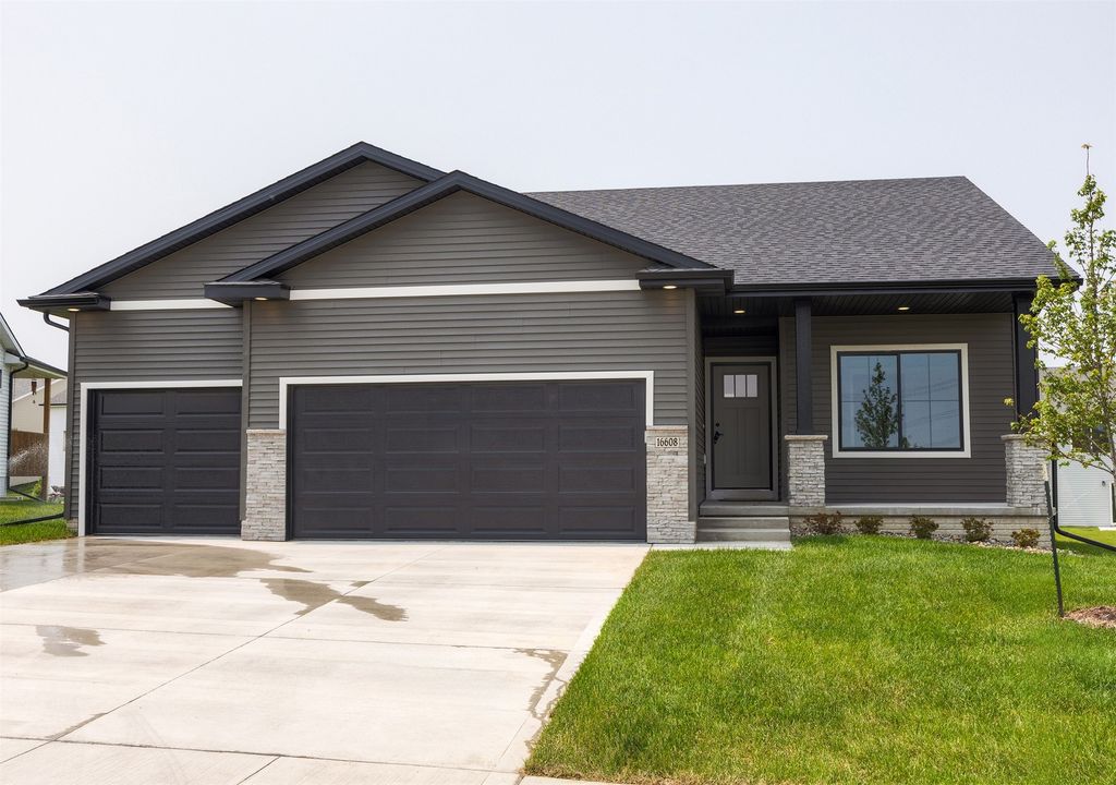 16608 Walnut Meadows Drive, Urbandale, IA 50323
