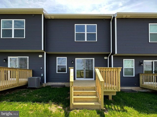 142 HIGHPOINT PARK DR, Pleasant Gap, PA 16823