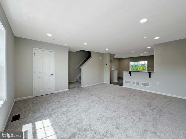 142 HIGHPOINT PARK DR, Pleasant Gap, PA 16823