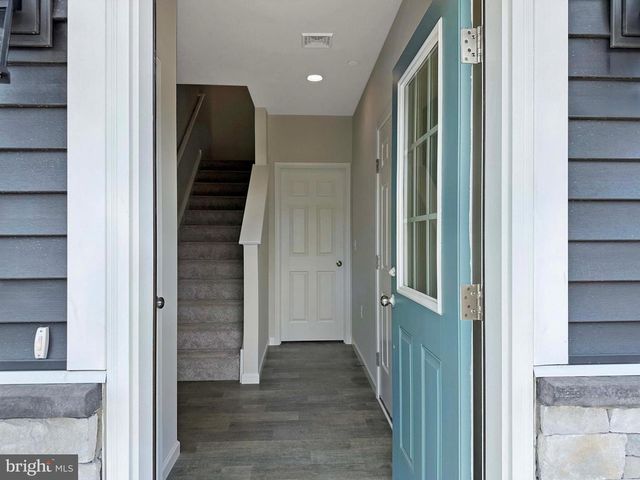 142 HIGHPOINT PARK DR, Pleasant Gap, PA 16823