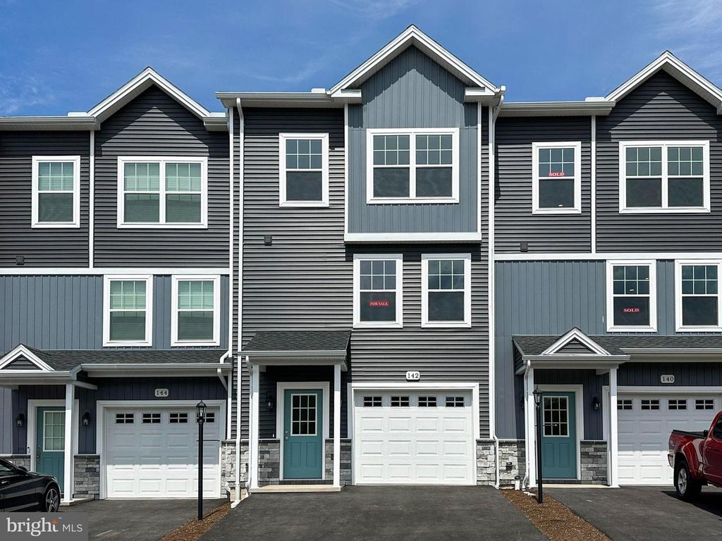 142 HIGHPOINT PARK DR, Pleasant Gap, PA 16823